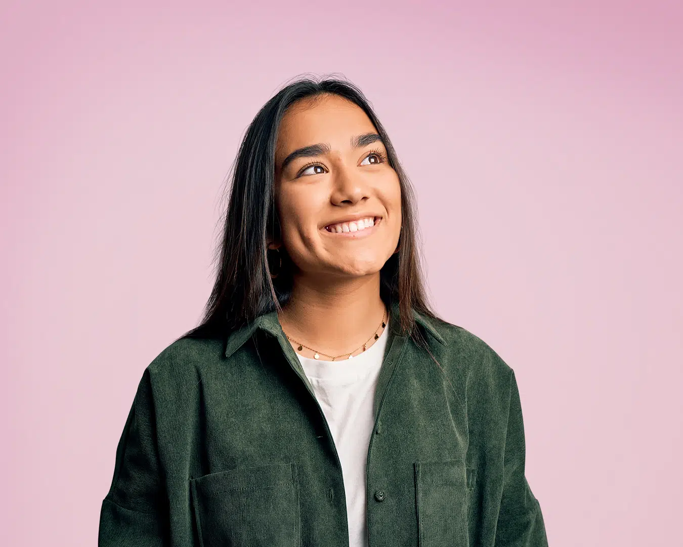 woman smiling in front of a pink background – image for social media marketing blog