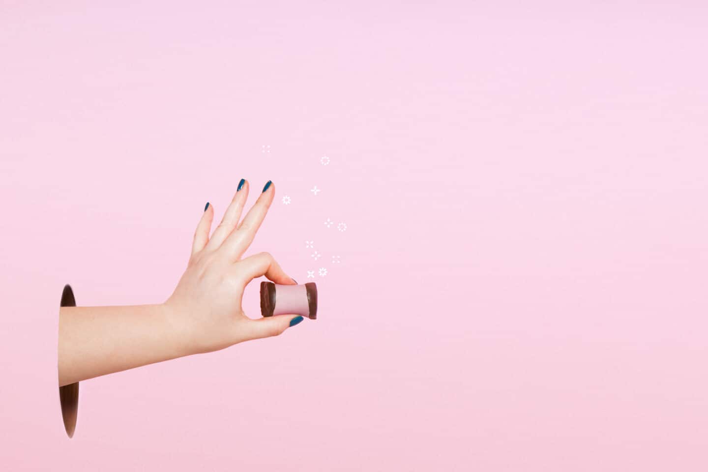 Hand holding a pink Dammsugare in front of pink background - blog detailing the importance of customer satisfaction